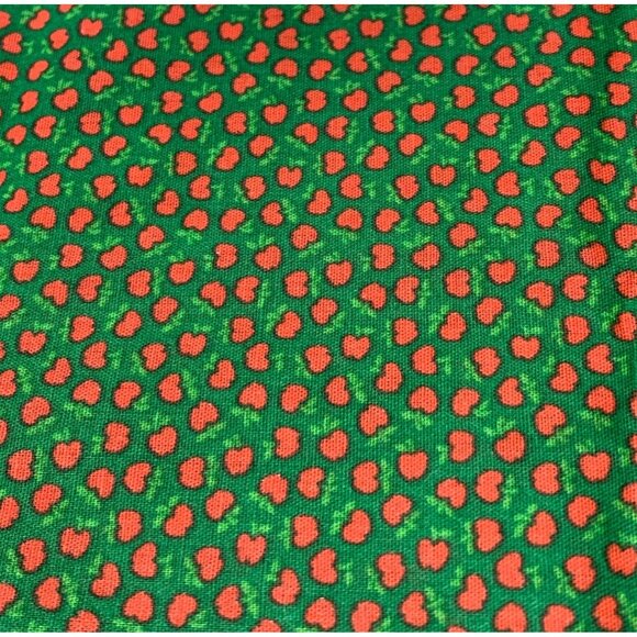 Red Heart Print Green Cotton Fabric 1/2 Yard x 44" Sewing & Crafts - Picture 1 of 2